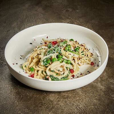 Лапша домашняя с кальмаром и шпинатом в Гранат по цене 650 ₽