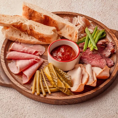 Мясные специалитеты в Хачапури выпечка и вино по цене 830 ₽