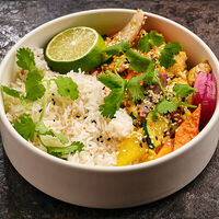 Курица с овощами и рисом в Corner Grill