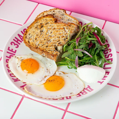 Завтрак-конструктор с глазуньей в Eggsellent по цене 390 ₽