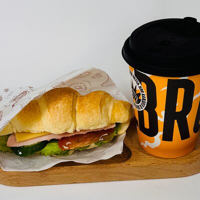 Кофе и круассан сэндвич с ветчинойв Do.bro coffee по цене 900 ₽
