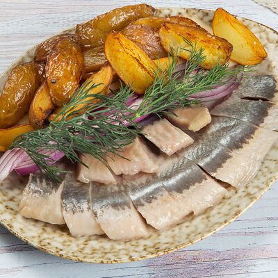 Сельдь с картофелем, луком и ароматным маслом в Ресторан Пар при центральных банях по цене 500 ₽