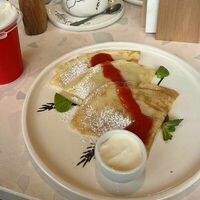 Блинчики с ягодным джемом в Cup coffee bistro