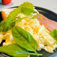 Скрембл с ветчиной в Filippe