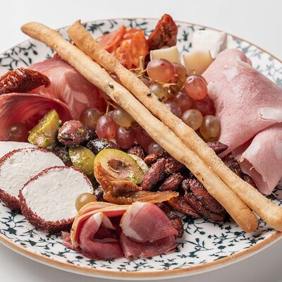 Тарелка к вину в SAGA по цене 1690 ₽