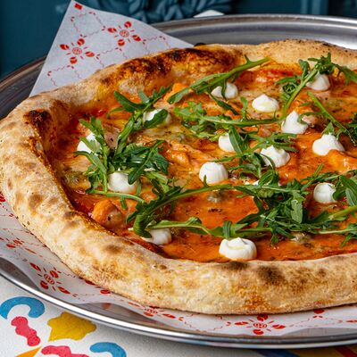 Пицца с форелью в Итальянцы по цене 1130 ₽