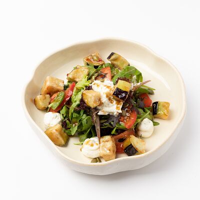 Салат с хрустящими баклажанами и страчателлойв Неспешник по цене 1100 ₽