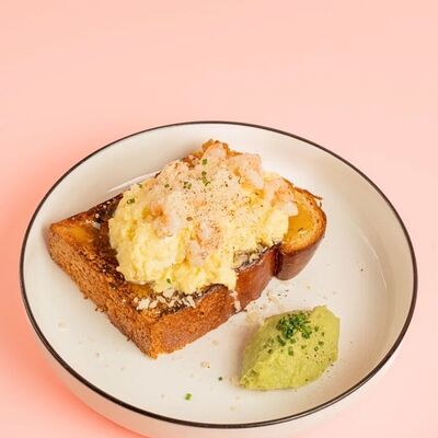 Бриошь со скремблом и креветкой в Сойка напела по цене 730 ₽