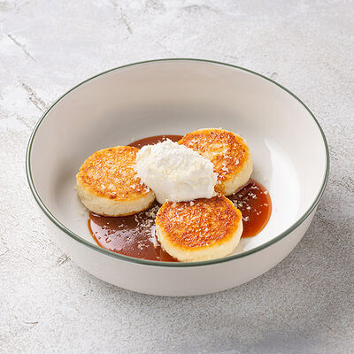 Сырники с соленой и взрывной карамелью в Шоколадница по цене 450 ₽