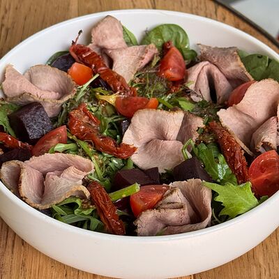 Салат с ростбифом в BUENO cafe по цене 910 ₽