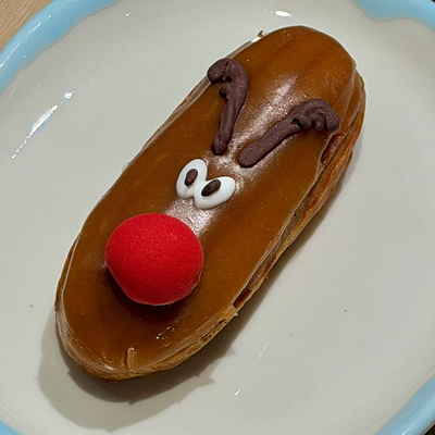 Эклер Новогодний олененок карамельный в Сладости и Радости Советская по цене 260 ₽