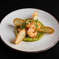 Креветки с соусом свит-чили и муссом из авокадо в Level kitchenbar