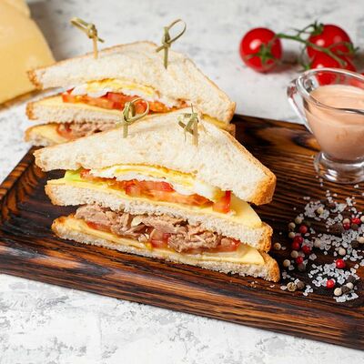 Сэндвич с тунцом в Il Pittore по цене 490 ₽