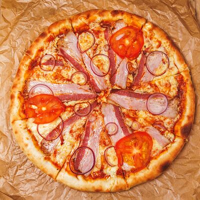 Пицца с беконом и красным луком в Nel tempo по цене 590 ₽