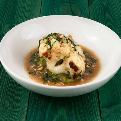 Цветная капуста с фундуком и красным луком в Solar Bistro по цене 370 ₽