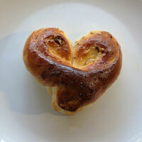 Булочка с орехами в Джон Вкусный