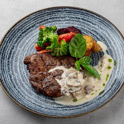 Стейк из свинины с запеченными овощами в Si M patio по цене 970 ₽