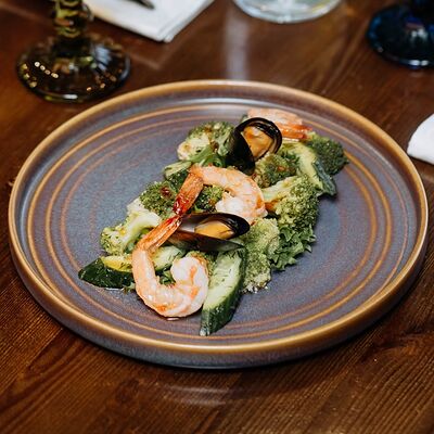 Салат с битыми огурцами и морепродуктами в Grenka на Труда по цене 480 ₽