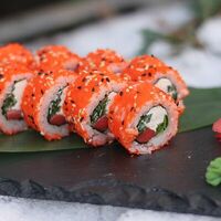 Ролл с подкопченным лососем и зеленью в Uminami