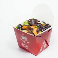 Салат с древесными грибами с овощами в Woki