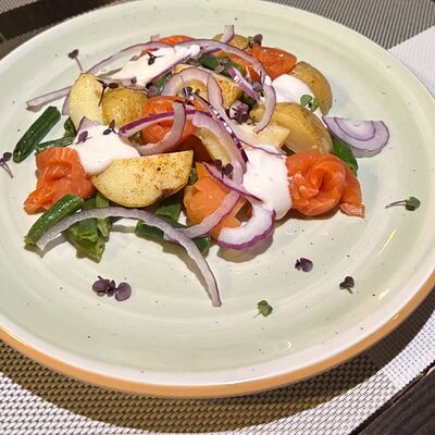 Деревенский оливье с копченой форельюв Гриль бар Онар по цене 490 ₽