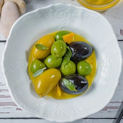 Микс оливок в маринаде Апельсин-шалфей в Lucia osteria по цене 580 ₽