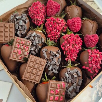 Клубника в шоколаде Малиновая Гармонияв Strawberry Мастерская клубники в шоколаде по цене 4000 ₽