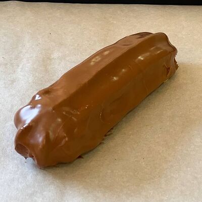 Эклер Карамельный в Пекарня хлеб батон по цене 119 ₽