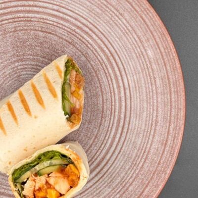 Ролл с курицей с кисло-сладком соусом в Eden по цене 480 ₽