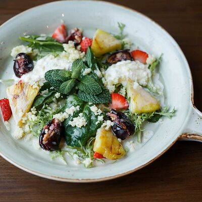 Салат с финиками в Дюшес по цене 490