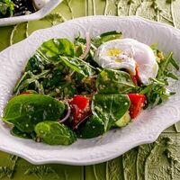 Овощной салат с киноа, авокадо и яйцом пашот в ЛарисуВаннуХочу