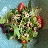 Лёгкий салат с рукколой, томатами черри и спаржей в More More