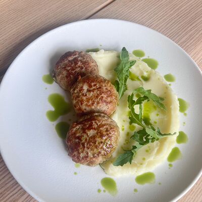 Котлеты куриные с пюре в МамаМиа по цене 520 ₽