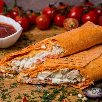 Сырная шаурма Vip с курицей в Kebab House по цене 550 ₽