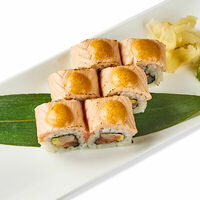 Ролл с опалённым лососем в Sushi & Poke