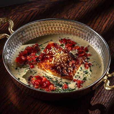 Треска со сливочно-мускатным шпинатом и тартаром из томатов в Brasserie Lambic по цене 1370 ₽