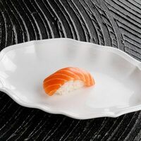 Суши с лососем в Ginza