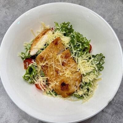 Салат Цезарь с курицей в Бистро 24 на Шамиля по цене 276 ₽