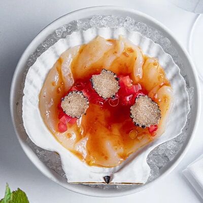 Гребешок с помидором и трюфелем в Ava по цене 880 ₽