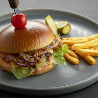 Бургер с котлетой из мраморной говядины в Brasserie Kriek