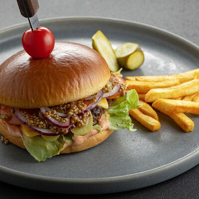 Бургер с котлетой из мраморной говядины в Brasserie Kriek по цене 880 ₽