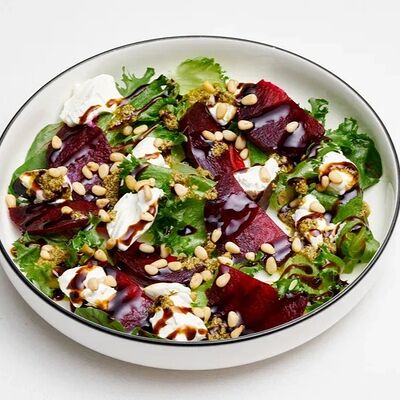 Со свёклой, копчёным соусом и кедровыми орешками в Benedict breakfast & lounge по цене 480 ₽