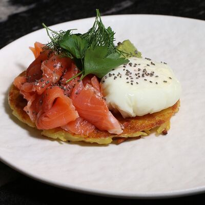 Картофельный драник с лососемв Дебют по цене 980 ₽