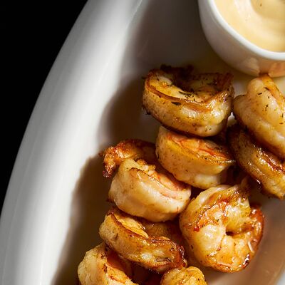 Креветки обжаренные в сливочном масле с тимьяном и чесноком, с соусом кунжутный айоли в Великий Goodwine по цене 1200 ₽