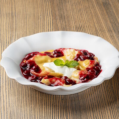 Вареники с творогом и вишневым соусом и сметаной в Онегин дача по цене 780 ₽