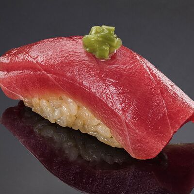 Тунец Блюфин с маринованным стеблем васаби в Bluefin по цене 730 ₽
