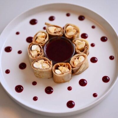 Домашние блинчики с бананом, вареной сгущенкой и творожным сыром в Bucho по цене 300 ₽