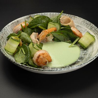 Салат с кальмаром и креветками в Устрицы & танцы по цене 910 ₽