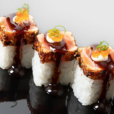 Ролл лосось татаки в Naomi Sushi по цене 2280 ₽