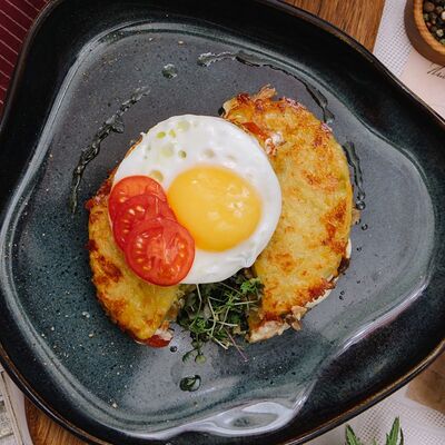 Драник из картофеля с рваной свининой и глазуньей в Ойкумена по цене 520 ₽